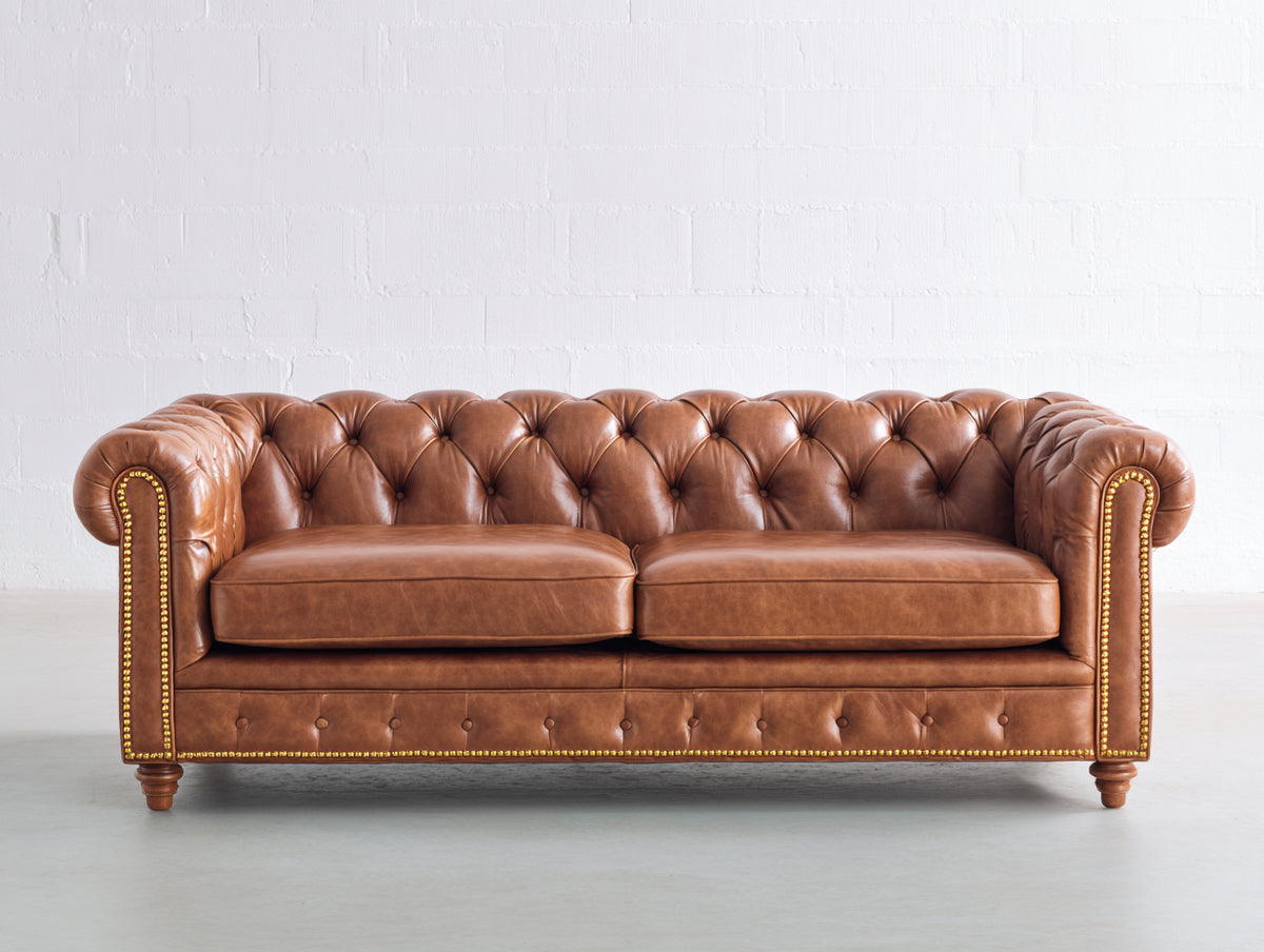 Sofás 2 plazas tapizados 185 x 92 x 78 cm - Marrón coñac y dorado - Estilo Chesterfield con capitoné y brazos enrollados